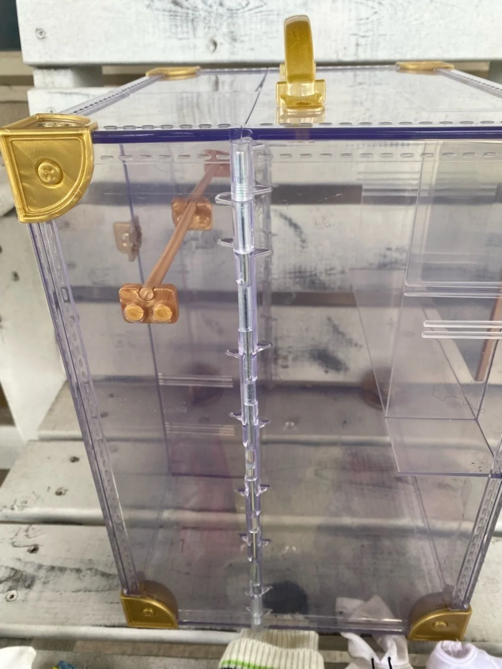 Rainbow High Deluxe Fashion Closet Clear Gold Acrylic Trunk 12 Clothing Pieces
